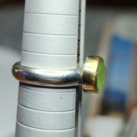 Sterling silver & 22k gold Peridot ring - Picture 5 of 8